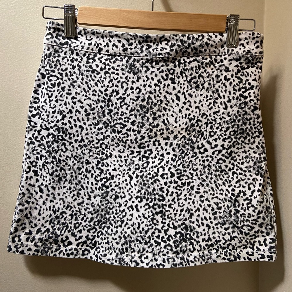 Forever 21 size small leopard print black and white skirt
